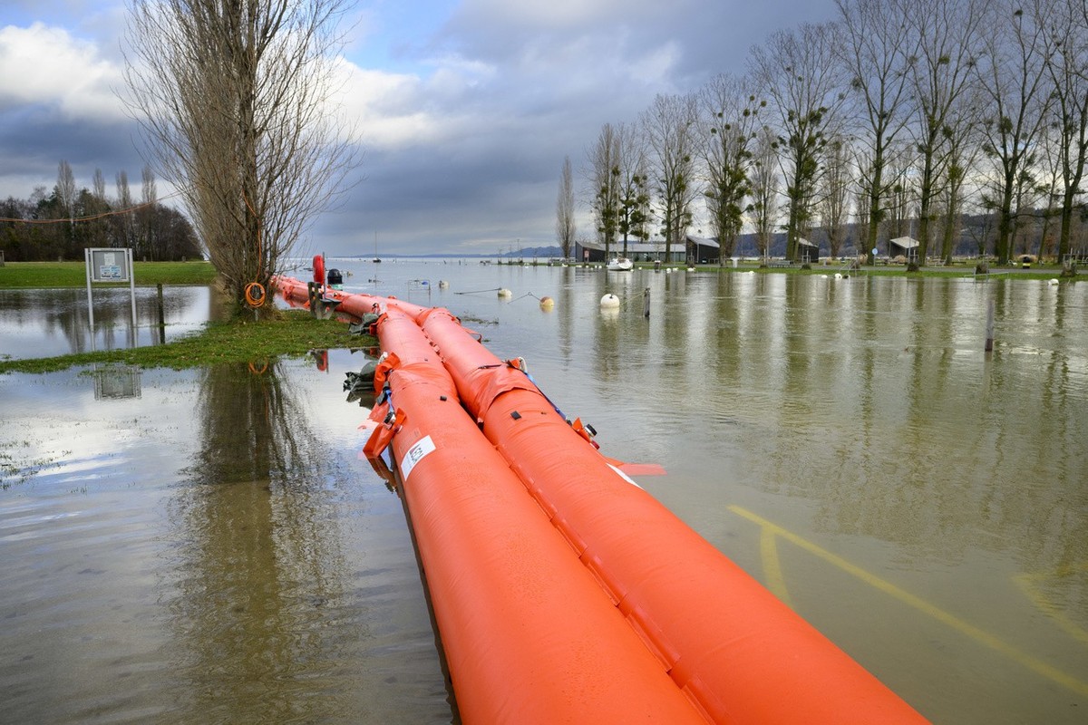 Un barrage mobile est installe pour contenir l'eau sur la rive du lac de Neuchatel lors de la montee de l'eau au suite aux fortes pluie des derniers jours ce jeudi 14 decembre 2023 a Yverdon ...