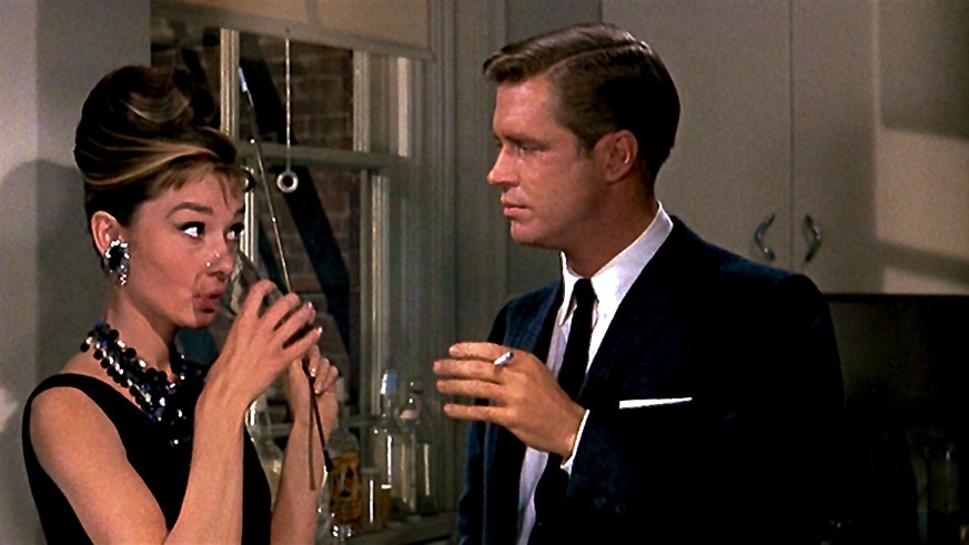 audrey hepburn breakfast at tiffany&#039;s cocktail rauchen trinken drinks alkohol party hollywood 1960s