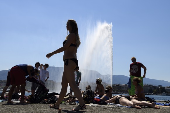 People enjoy the weather on an unusually warm August day on the bank of the lake of Geneva at the Bains des Paquis (Paquis swimming baths), in Geneva, Switzerland, Saturday, August 27, 2016. (KEYSTONE ...