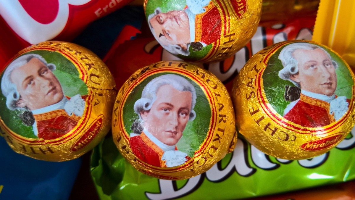 Mirabell Mozartkugel, Schokolade bzw Süssigkeit. Die Rechte an der Mozartkugelmarke Mirabell hat der amerikanische Lebensmittelkonzern Mondelez. Er ist laut Wikipedia der grösste Vertreiber in Österre ...