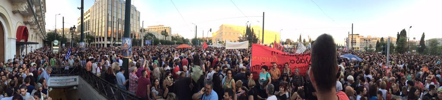 Tausende demonstrieren am Freitagabend für ein Nein vor dem Parlament in Athen.&nbsp;