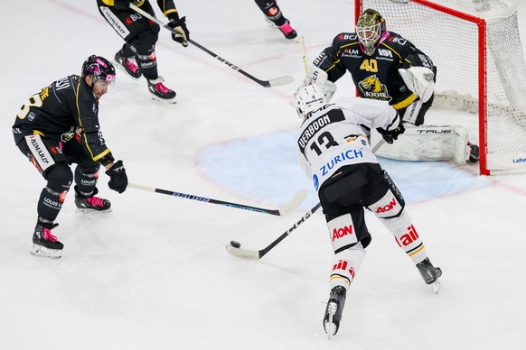 L&#039;attaquant luganais Matthew Verboon, gauche, lutte pour le puck avec le gardien jurassien Damiano Ciaccio, droite, lors du match du championnat suisse de hockey sur glace de National League entr ...