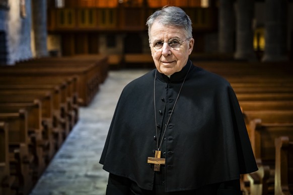 Mgr Jean Scarcella, pere abbe de la congregation des chanoines de Saint-Maurice, pose a l&#039;interieur de la Basilique de l&#039;abbaye de Saint-Maurice le mercredi 23 avril 2025 a St-Maurice. (KEYS ...