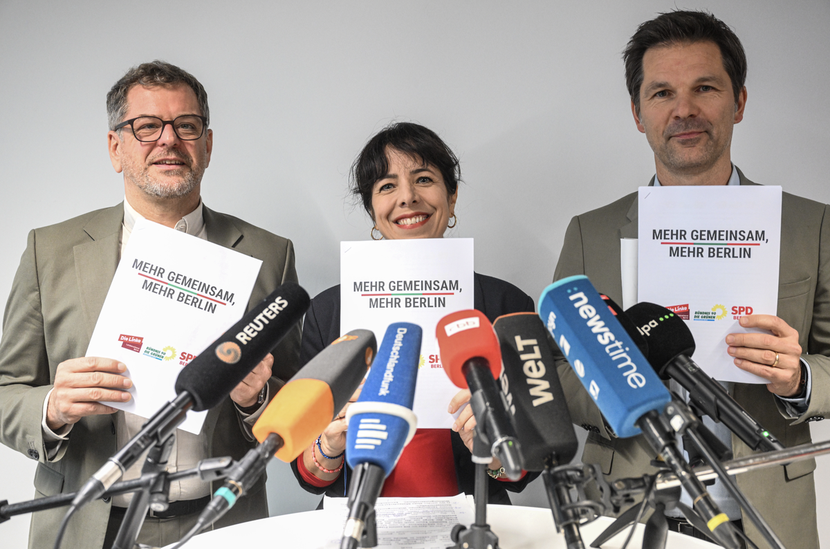 Regierungsbildung nach der Wahl zum Berliner Abgeordnetenhaus Werner Graf (l-r, Bündnis90 Die Grünen), Spitzenkandidat seiner Partei, Elif Eralp (Linke), Spitzenkandidatin ihrer Partei und Steffen Kra ...