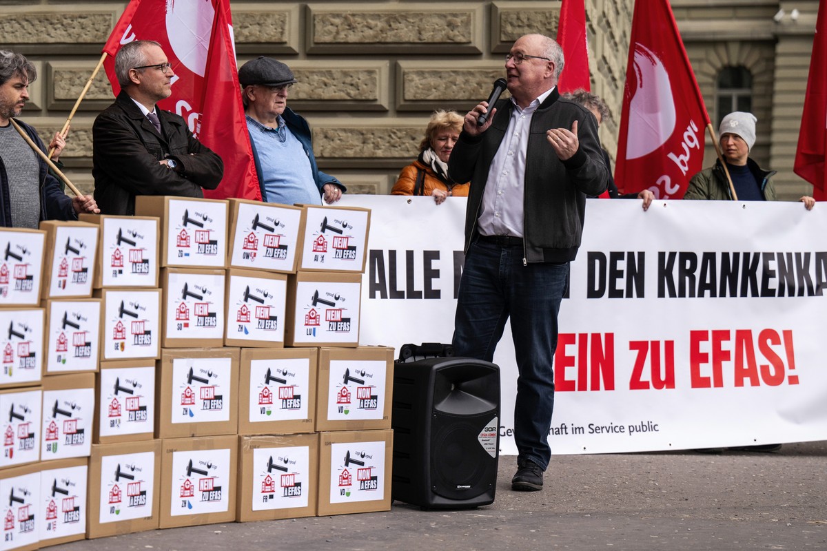 Staenderat und SGB-Praesident Pierre-Yves Maillard, SP-VD, rechts, und Personen vom Verband Personal Oeffentlicher Dienste, VPOD, reichen das Referendum mit 57 000 Unterschriften gegen die Initiative  ...