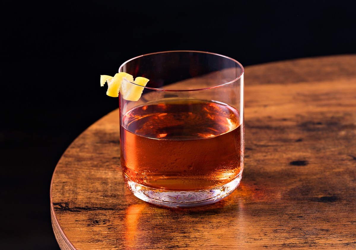 sazerac cocktail rye whiskey absinthe peychauds bitters trinken drinks alkohol usa new orleans shutterstock