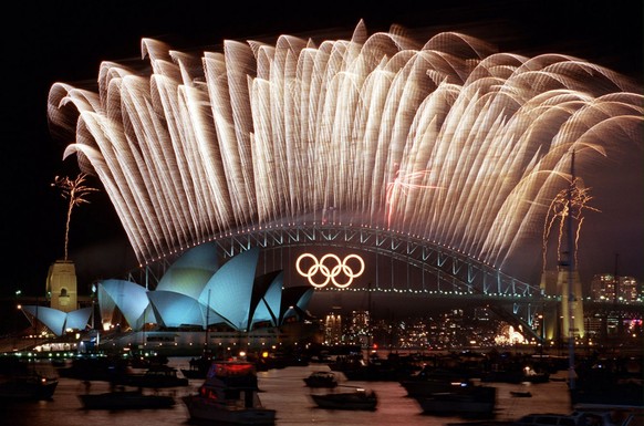 OLY26 - 20001001 - SYDNEY, AUSTRALIA: Fireworks light up the sky over Sydney Harbour Bridge (C) and the Opera House (L) on Sunday 01 October 2000, after the closing ceremony of the Sydney 2000 Olympic ...