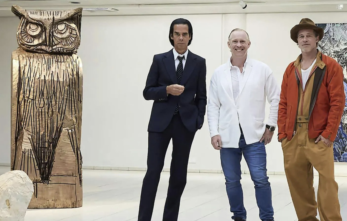 Brad Pitt expose aux côté de l’artiste britannique Thomas Houseago (dont c'est vraiment le métier), mais aussi de Nick Cave (plus connu dans l'industrie musicale que la sculpture).