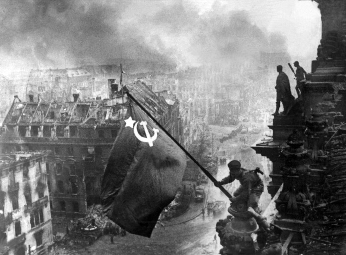 Das Archivbild vom 02.05.1945 zeigt den sowjetischen Soldaten Militon Kantarija aus Georgien, der die sowjetische Flagge auf dem Berliner Reichstag hisst. Der Kriegsveteran Michail Minin, der Moskauer ...