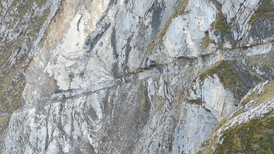 HANDOUT - Baumaschinen auf dem Felsenweg zwischen der Ruosalp und Alplen im Kanton Uri, am Dienstag, 10. Oktober 2017. Am Dienstag, 10. Oktober 2017 ereignete sich auf dem Felsenweg ein Felsabbruch. D ...