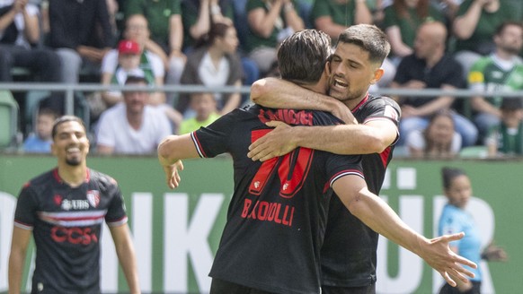 Benjamin Kololli, mitte links, und Rilind Nivokazi, rechts, von Sion feiern das Tor zum 0:1 beim Super League Meisterschaftsspiel zwischen dem FC St. Gallen und dem FC Sion vom Sonntag, 3. Mai 2026 in ...