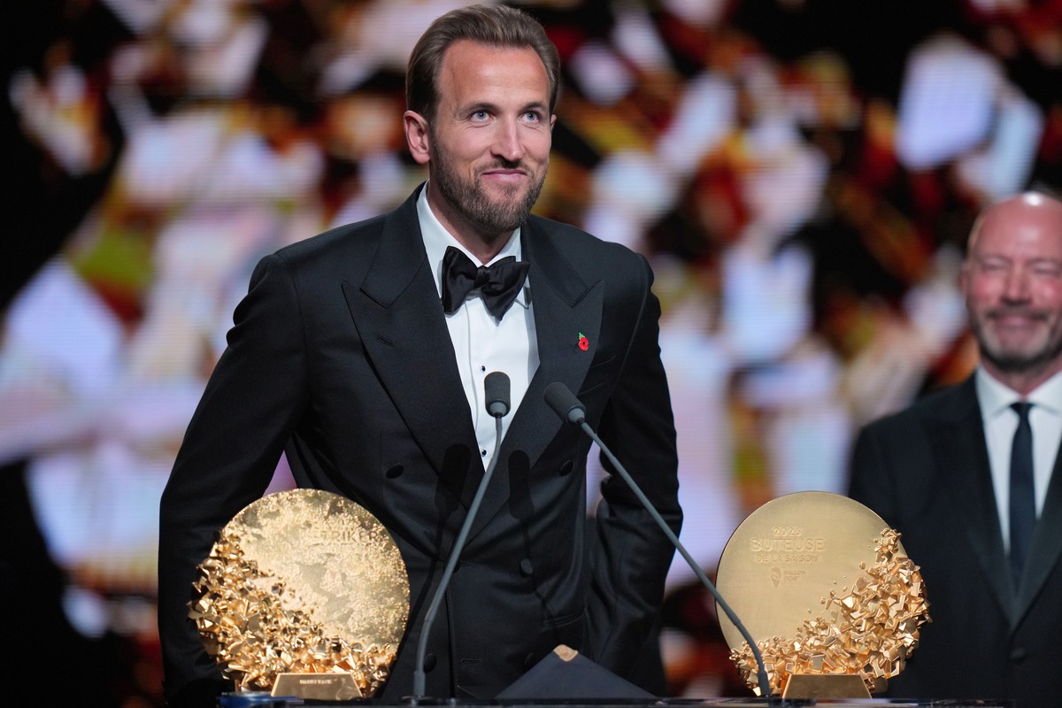 England's soccer player Harry Kane wins the trophy for striker of the year during the Ballon d'Or ceremony at the London Palladium Theatre in London, England, Monday, Oct. 26, 2026 . (AP Pho ...