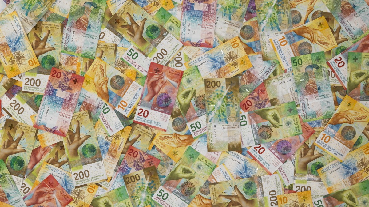 epa06950845 A handout photo made available by the Swiss National Bank shows the Swiss franc bank notes in Bern, Switzerland, 30 August 2017 (issued 15 August 2018). A new 200 franc note will be releas ...