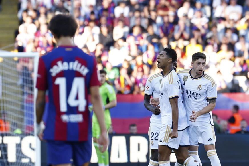 epa10945486 Real Madrid&#039;s midfielder Jude Bellingham (2-R) jubilates with his teammates after scoring the 1-1 goal during the Spanish LaLiga soccer match between FC Barcelona and Real Madrid, in  ...