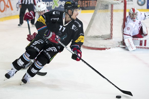 Fribourgs Stuermer Roman Cervenka, hinten, und Lausanne Stuemer Etienne Froidevaux, vorne, kaempfen um den Puck, beim Eishockey Meisterschaftsspiel der National League A zwischen dem HC Fribourg-Gotte ...