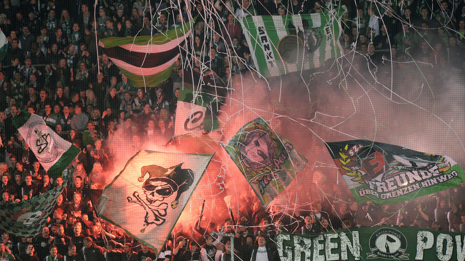 Die St. Galler Fans feuern ihre Mannschaft an, im Super League Fussballspiel zwischen dem FC St. Gallen und dem FC Basel am Samstag, 4. Oktober 2014 in der AFG Arena in St. Gallen. (KEYSTONE/Steffen S ...