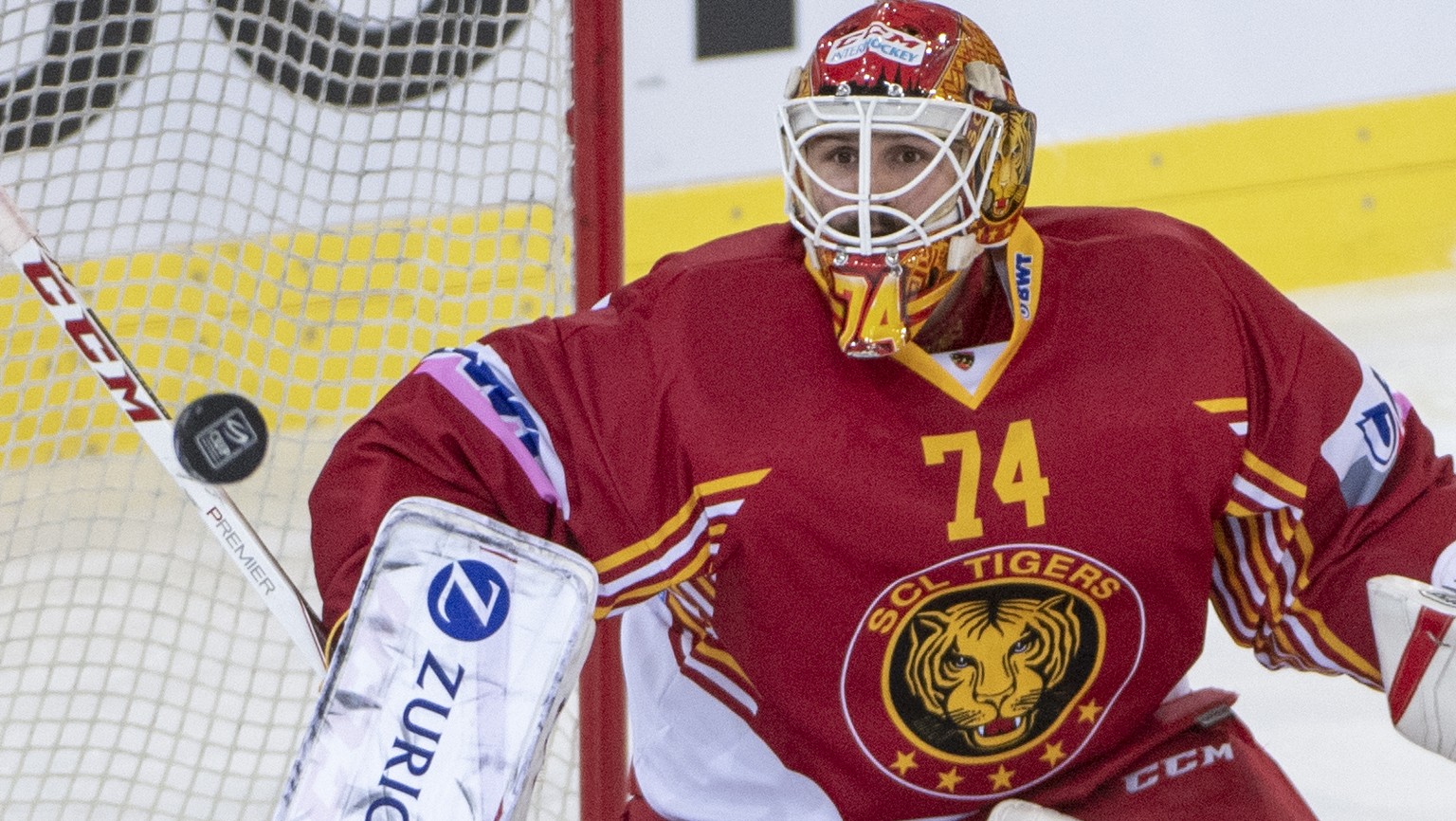 Tigers Goalie Ivars Punnenovs, waehrend dem Viertelfinalspiel, des Swiss Ice Hockey Cup, zwischen den SCL Tigers, und dem HC Genf-Servette, am Dienstag, 27. Oktober 2018, in der Ilfishalle in Langnau. ...