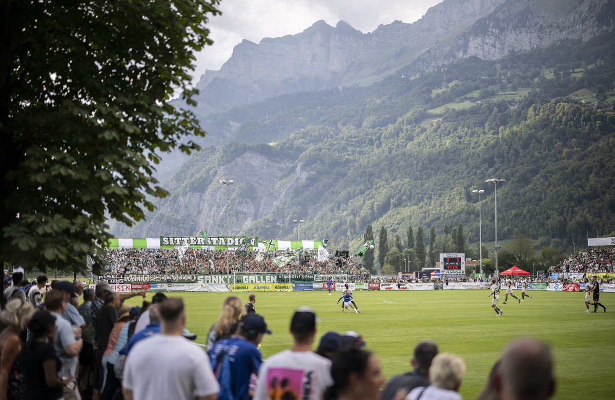 Blick auf den Platz in der ersten Runde im Schweizer Cup Fussballspiel zwischen dem FC Walenstadt und dem FC St. Gallen, am Samstag, 16. August 2025 auf dem Sportplatz Exi in Walenstadt. (KEYSTONE/Gia ...