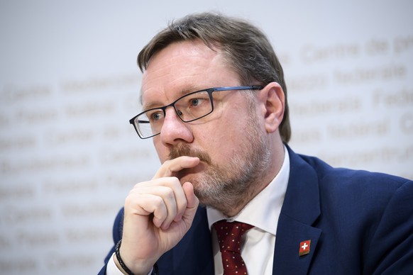 Christian Bock, Direktor Eidg. Zollverwaltung, EFD, reagiert an einer Medienkonferenz mit Fachleuten des Bundesamts fuer Gesundheit BAG, des Seco, der Eidgenoessischen Zollverwaltung EVZ und des Ausse ...