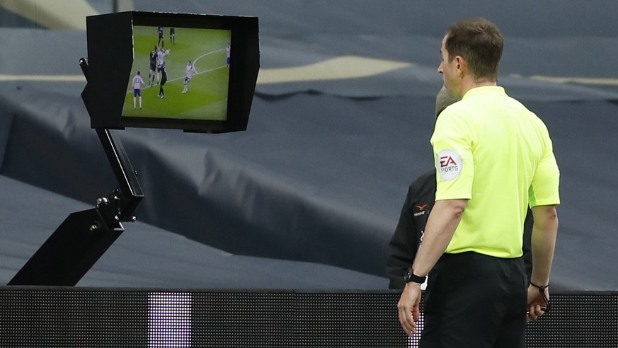 epa08701887 Referee Peter Bankes checks the monitor before awarding a penalty to Newcastle during the English Premier League soccer match between Tottenham Hotspur and Newcastle United in London, Brit ...