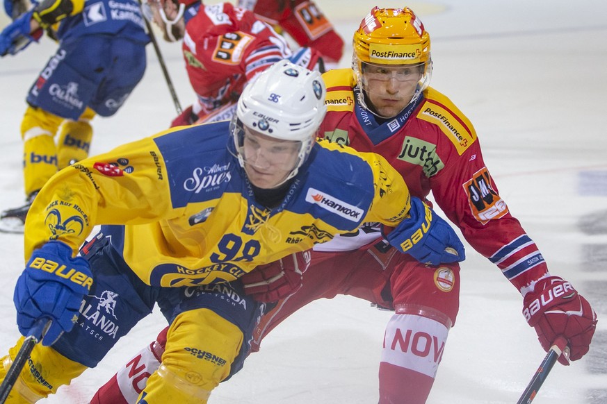 HC Davos Stuermer Benjamin Baumgartner, links, gegen SC Rapperswil-Jona Lakers Stuermer Casey Wellman waehrend Spiel 2 im Eishockey-Playout-Final der National League zwischen den SC Rapperswil-Jona La ...