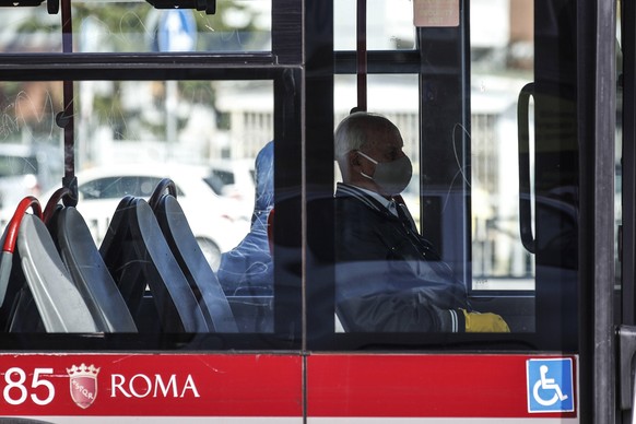 epa08748061 People on board a bus during Covid-19 Coronavirus emergency, in Rome, Italy, 15 October 2020. EPA/GIUSEPPE LAMI