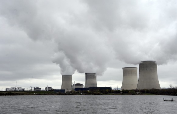 epa02664289 General view on nuclear power plant in Cattenom, France, 01 Avril 2011. France holds 58 nuclear reactors and 1,100 sites of radioactive waste, a record for a country with nuclear power in  ...