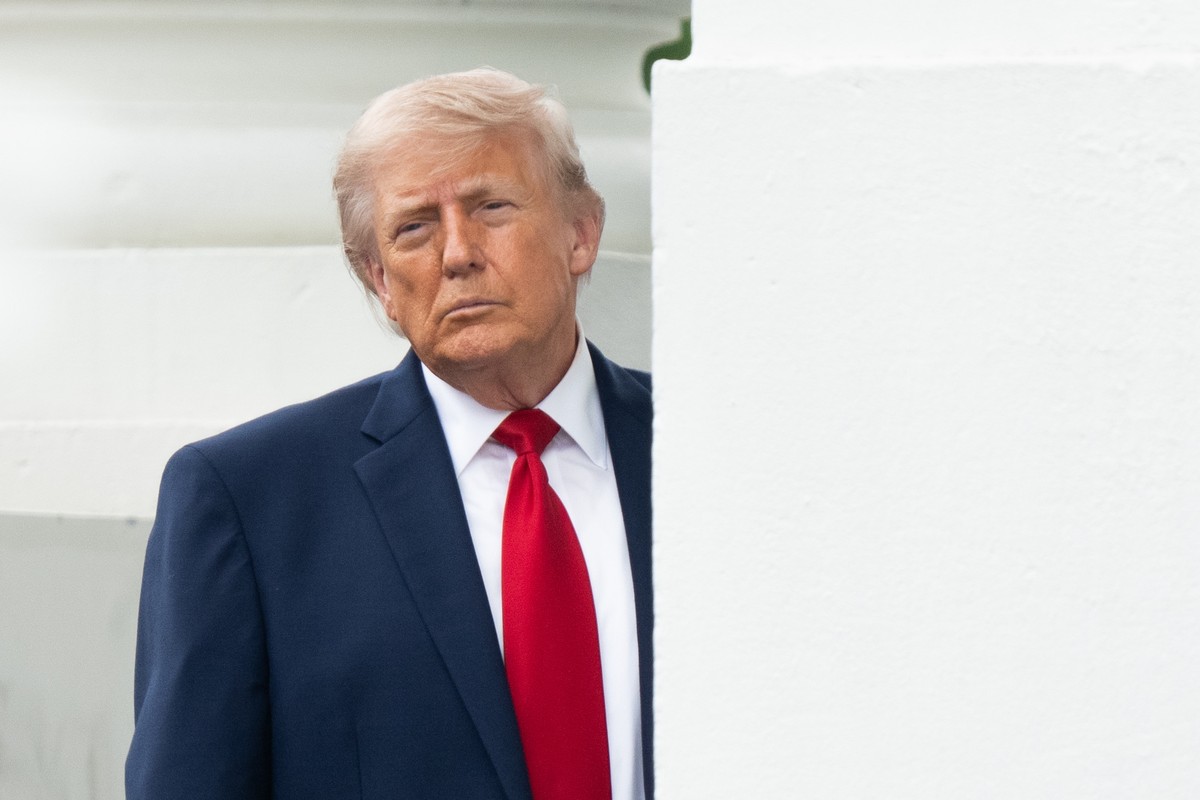epa12993436 US President Donald Trump inspects the columns of the North Portico of the White House in Washington, DC, USA, 25 May 2026. EPA/AARON SCHWARTZ / POOL