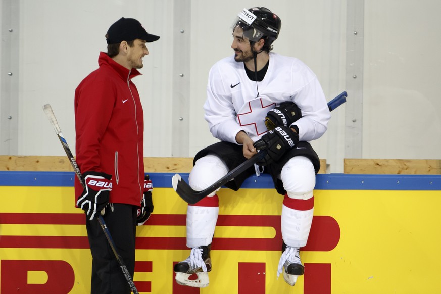 Ein paar Scherze vor dem Training: Nati-Coach Patrick Fischer im Gespräch mit Captain Andres Ambühl.