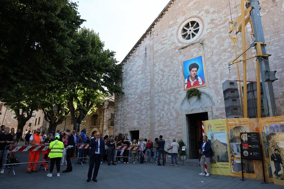 epa12358962 Faithful line up at the Sanctuary of the Renunciation where the body of Saint Carlo Acutis is kept in Assisi, Italy, 07 September 2025. Carlo Acutis, an Italian teenager who died in 2006,  ...