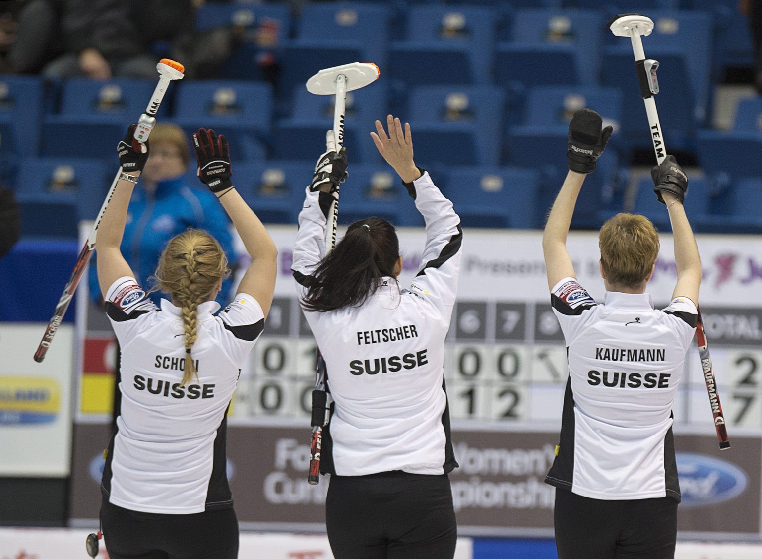 Jubelnde Schweizer Curlerinnen nach dem Kantersieg gegen Kanada.