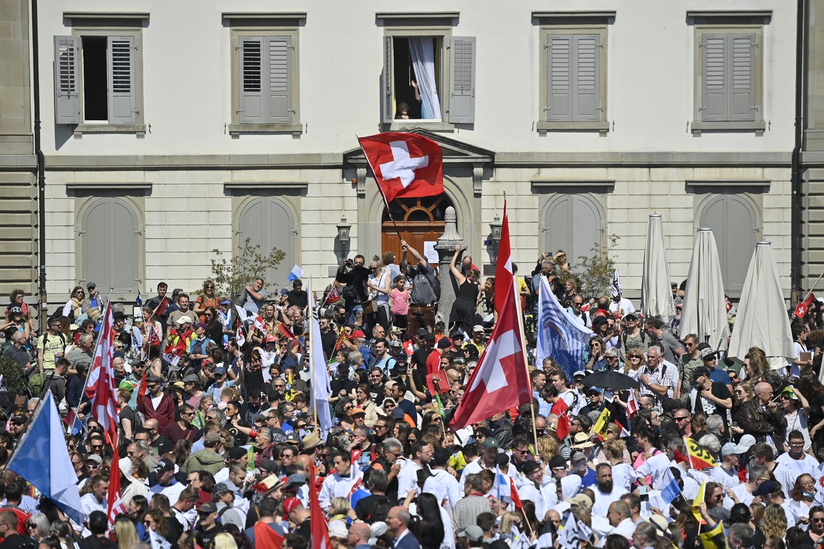 Demonstrationsteilnehmer, am Samstag, 24. April 2021, in Rapperswil. Der Verein �Stiller Protest� hatte zu einer Kundgebung gegen Coronamassnahmen aufgerufen. Die Bewilligung wurde nicht erteilt, trot ...