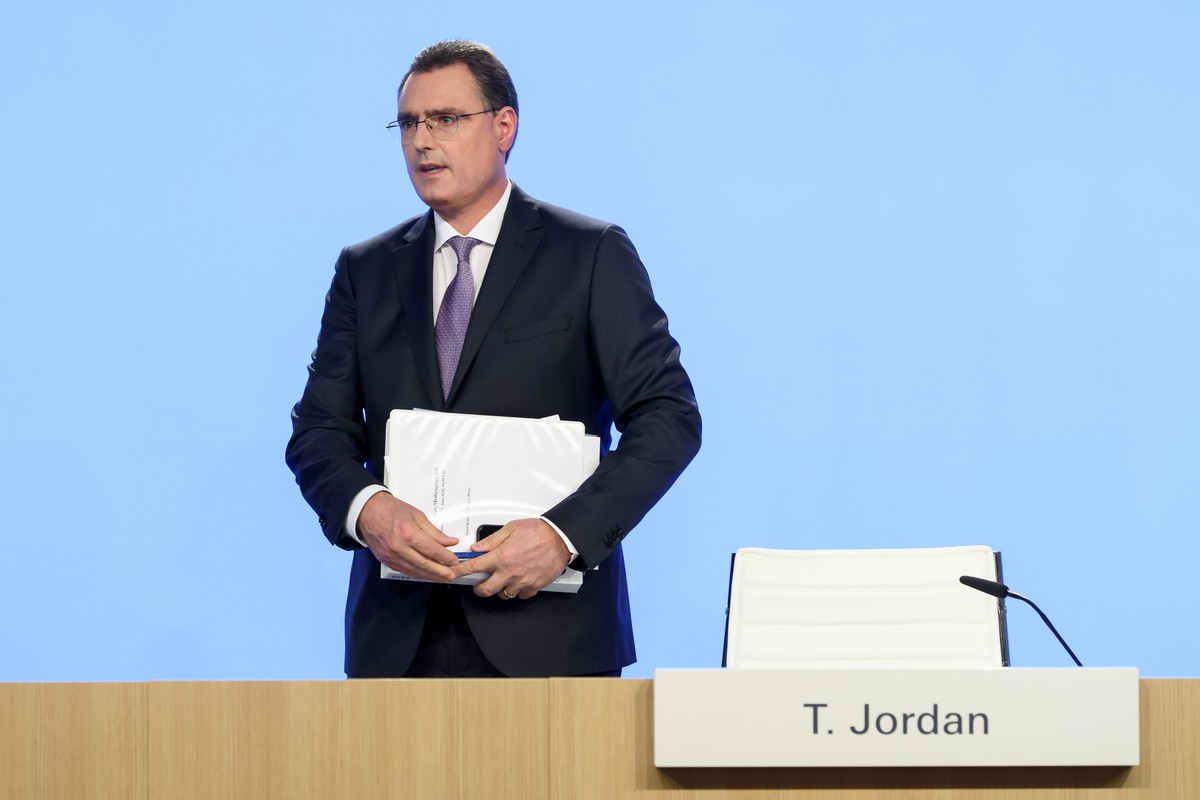 epa08493058 Swiss National Bank's (SNB) Chairman of the Governing Board Thomas Jordan, leaves the semi-annual conference of Swiss National Bank (SNB BNS), in Bern, Switzerland, 18 June 2020. EPA/ ...