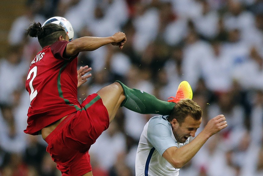 Das Bein viel zu weit oben: Für diese Aktion wird Bruno Alves des Feldes verwiesen.