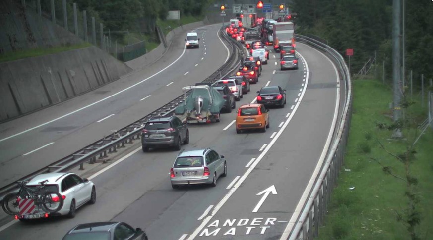 Vor dem Gotthardtunnel in Richtung Süden stauen sich die Autos.