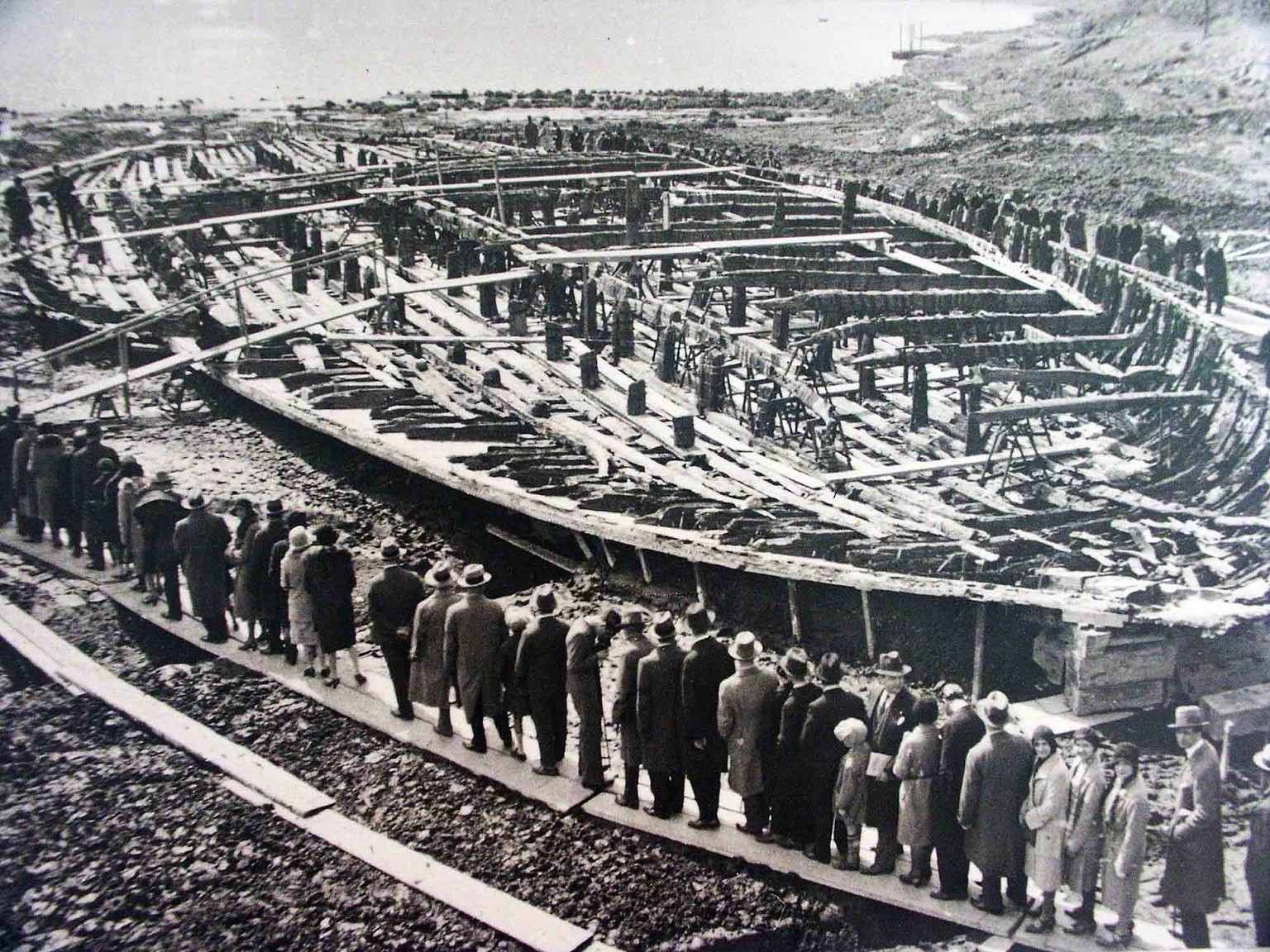 After nearly 1,900 years at the bottom of Lake Nemi, the ships became visible again.
antique Emperor Caligula&#039;s Nemi ships, 1932
bild: rarehistoricalphotos