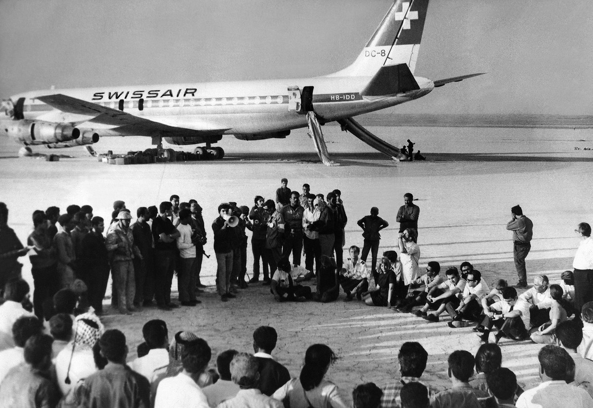 Umringt von Journalisten sitzen Passagiere und Flugpersonal der entfuehrten Swissair-Maschine am 9. September 1970 auf dem Flugfeld "Dawson's Field" nahe Zarqa in Jordanien, nachdem Mit ...