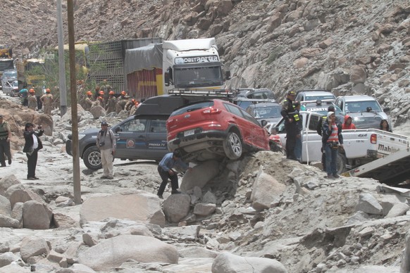 Cars affected by a massive landslide and flood are seen in Arequipa, Peru January 27, 2017. REUTERS/Freddy Salcedo FOR EDITORIAL USE ONLY. NO RESALES. NO ARCHIVES