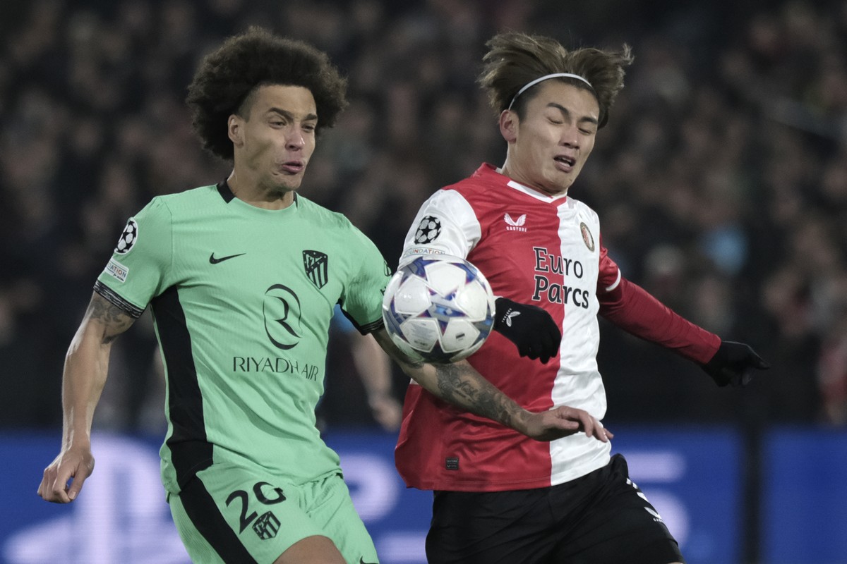 Feyenoord's Ayase Ueda, right, challenges Atletico Madrid's Axel Witsel during the Champions League, Group E soccer match between Feyenoord and Atletico Madrid at the Feyenoord stadium, in R ...