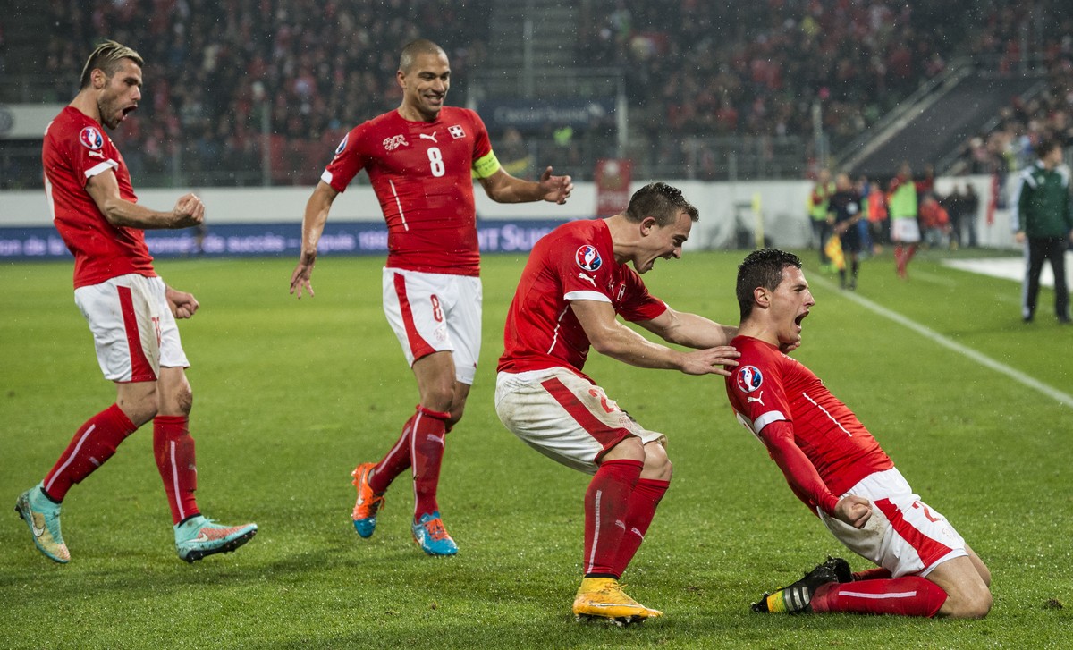 JAHRESRUECKBLICK 2014 – NOVEMBER– Switzerland's Fabian Schaer, right, celebrates after scoring the 2:0 with teammates Xherdan Shaqiri, Goekhan Inler and Valon Behrami, from right, during the UEFA ...