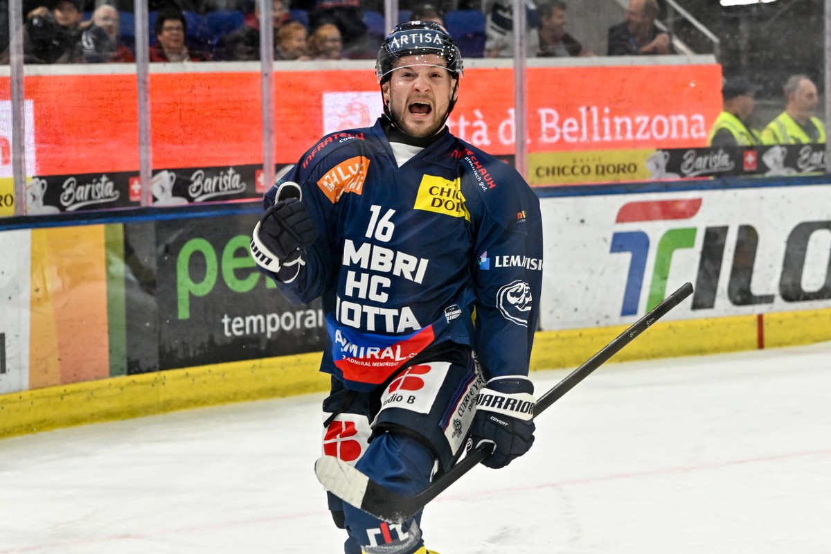 Dominic Zwerger (HCAP) celebrates his goal during the regular season National League game between HC Ambri Piotta and HC Ajoie at the ice stadium Gottardo Arena, Switzerland, October 10, 2025. (KEYSTO ...