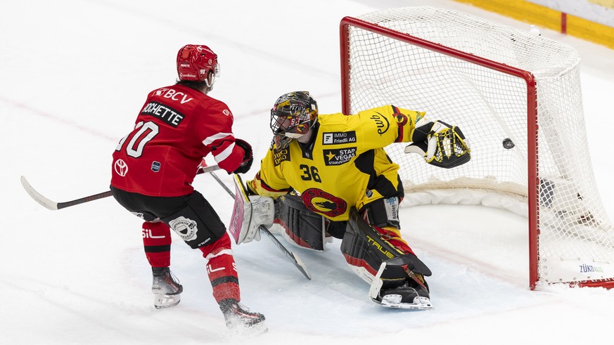 Theo Rochette (LHC), gauche, lmarque un but (1:1) face au gardien Adam Reideborn (SCB), droite, lors du match du championnat suisse de hockey sur glace de National League entre Lausanne HC, LHC, et SC ...