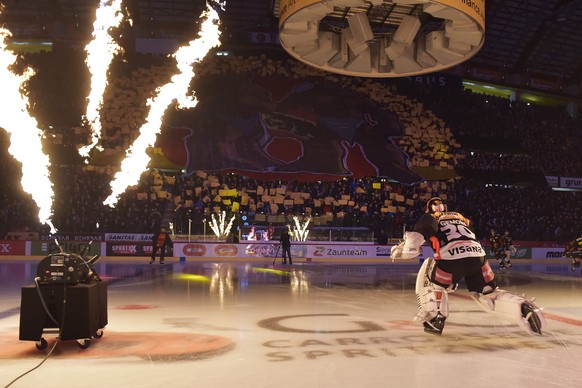 Der Berner Torlueter Leonardo Genoni, laeuft ein zum ersten Eishockey Playoff-Viertelfinalspiel der National League zwischen dem SC Bern und dem Geneve Servette HC am Samstag, 10. Maerz 2018, in der P ...