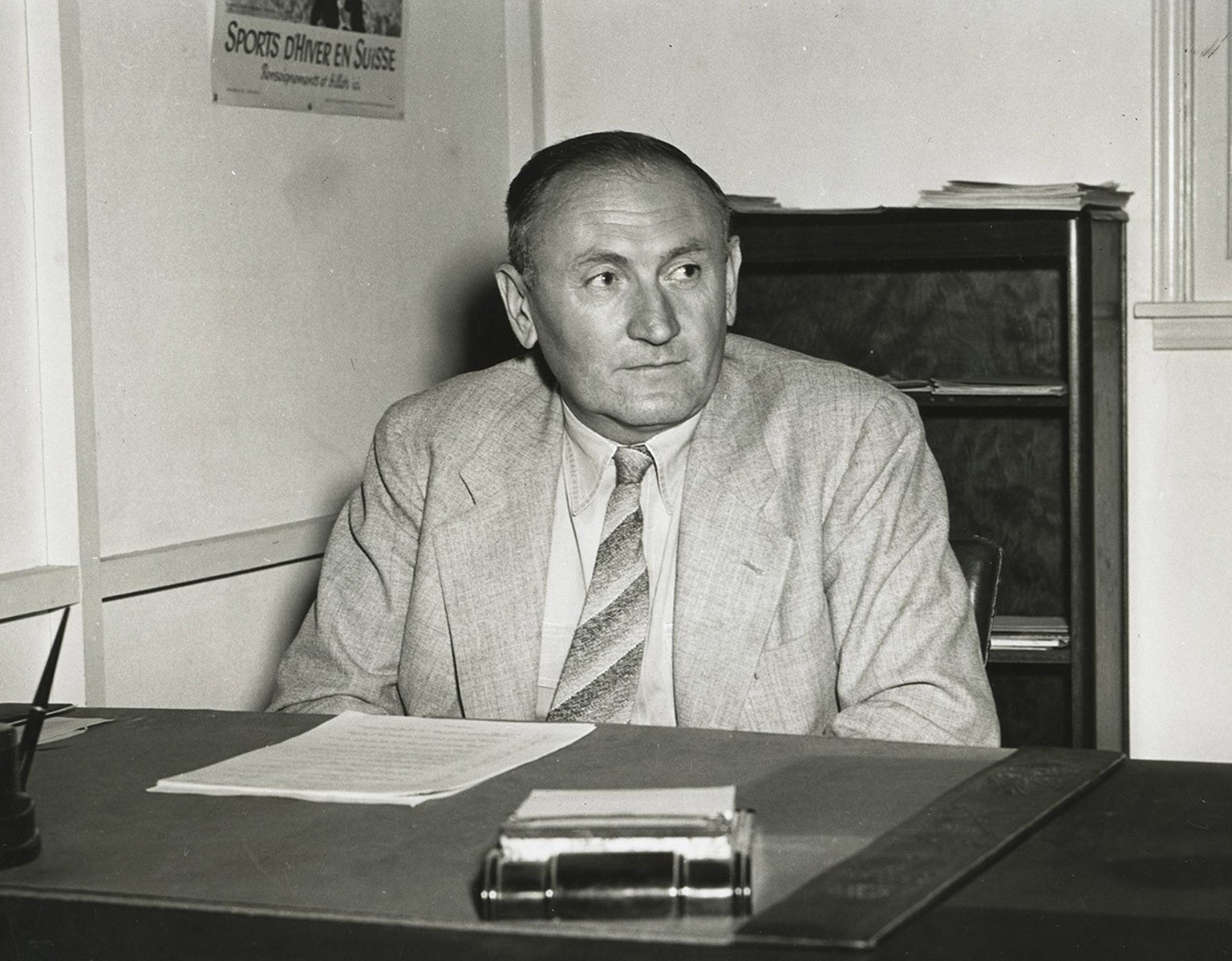 Fritz Zwicky 1947 in seinem Büro in Kalifornien.
https://ba.e-pics.ethz.ch/catalog/ETHBIB.Bildarchiv/r/33550/viewmode=infoview/qsr=fritz%20zwicky