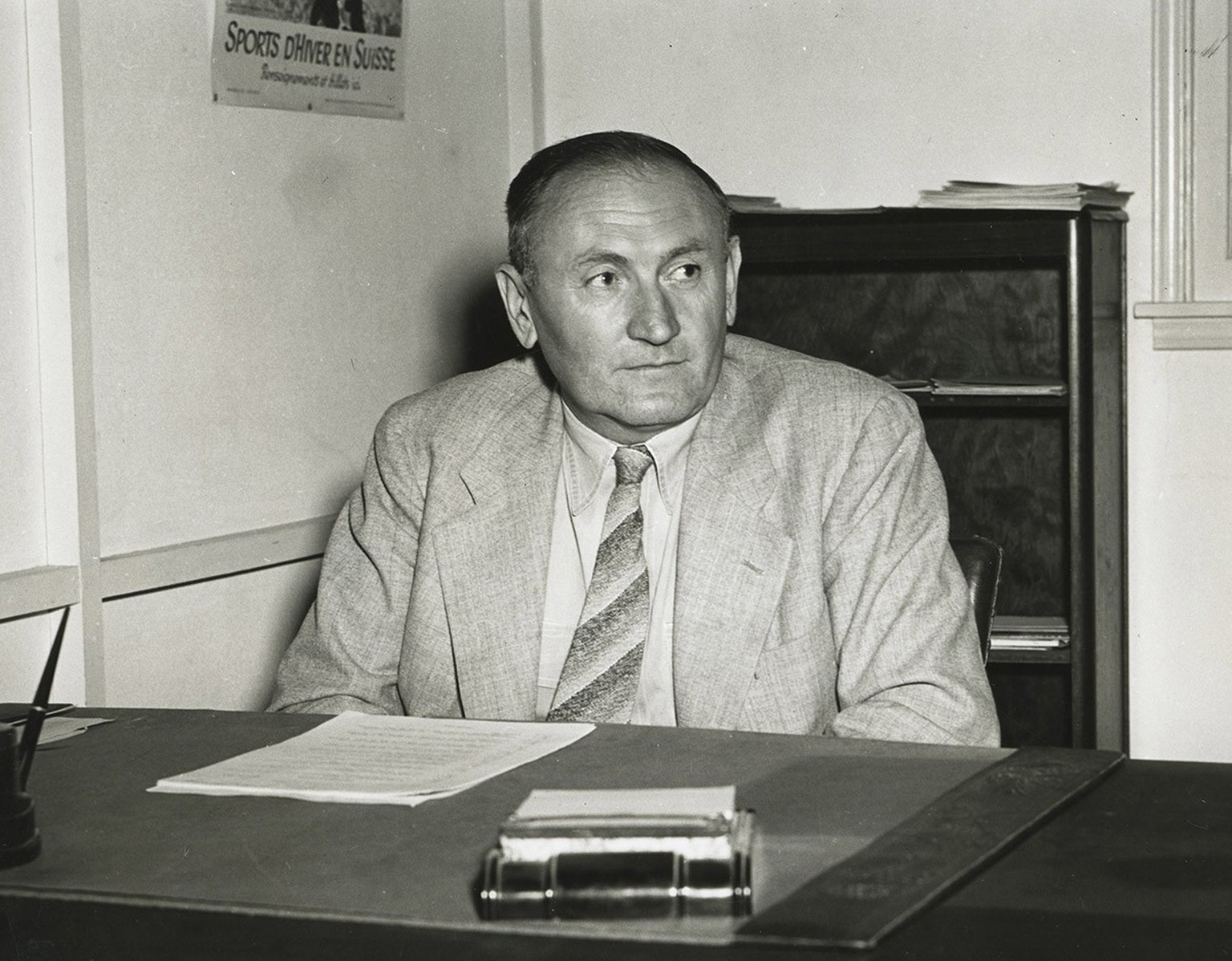 Fritz Zwicky in his California office in 1947. https://ba.e-pics.ethz.ch/catalog/ETHBIB.Bildarchiv/r/33550/viewmode=infoview/qsr=fritz%20zwicky