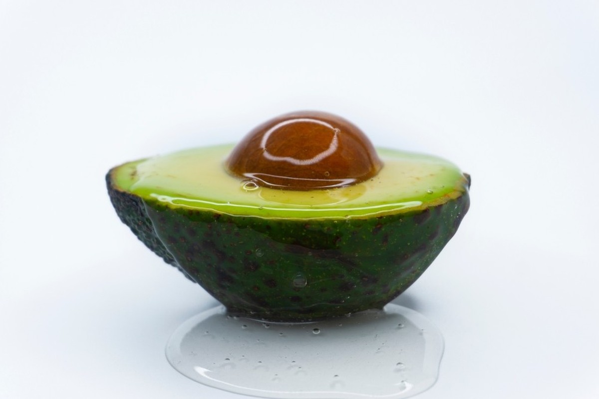 Avocado mit Kern, mit Öl überzogen. Hmm.
