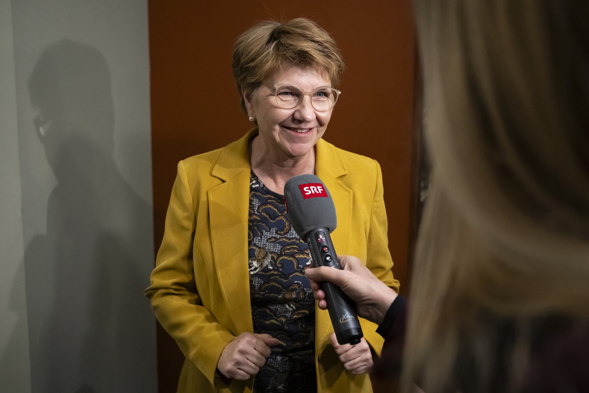 Bundespraesidentin Viola Amherd spricht mit medien beim Verlassen des Kommissionszimmers 4 an der Anhoerung von Armeechef vor Sicherheitspolitischer Kommission des Staenderats, am Donnerstag, 1. Febru ...