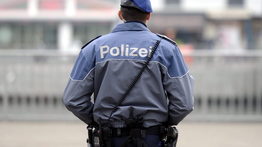 EIn Zuercher Stadtpolizist vor der Hauptwache Urania in Zuerich, am Mittwoch, 13. November 2013. (KEYSTONE/Walter Bieri)