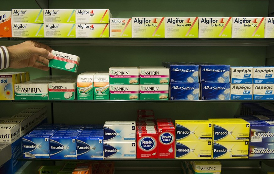 THEMENBILD ZUR MK APOTHEKER UND PHARMAINDUSTRIE ZU &quot;NACHHALTIGER VERSORGUNG UND PATIENTENSICHERHEIT, AM MITTWOCH, 19. SEPTEMBER 2018 ---- Sicht auf ein Medikamentenregal in einer Apotheke, am Don ...