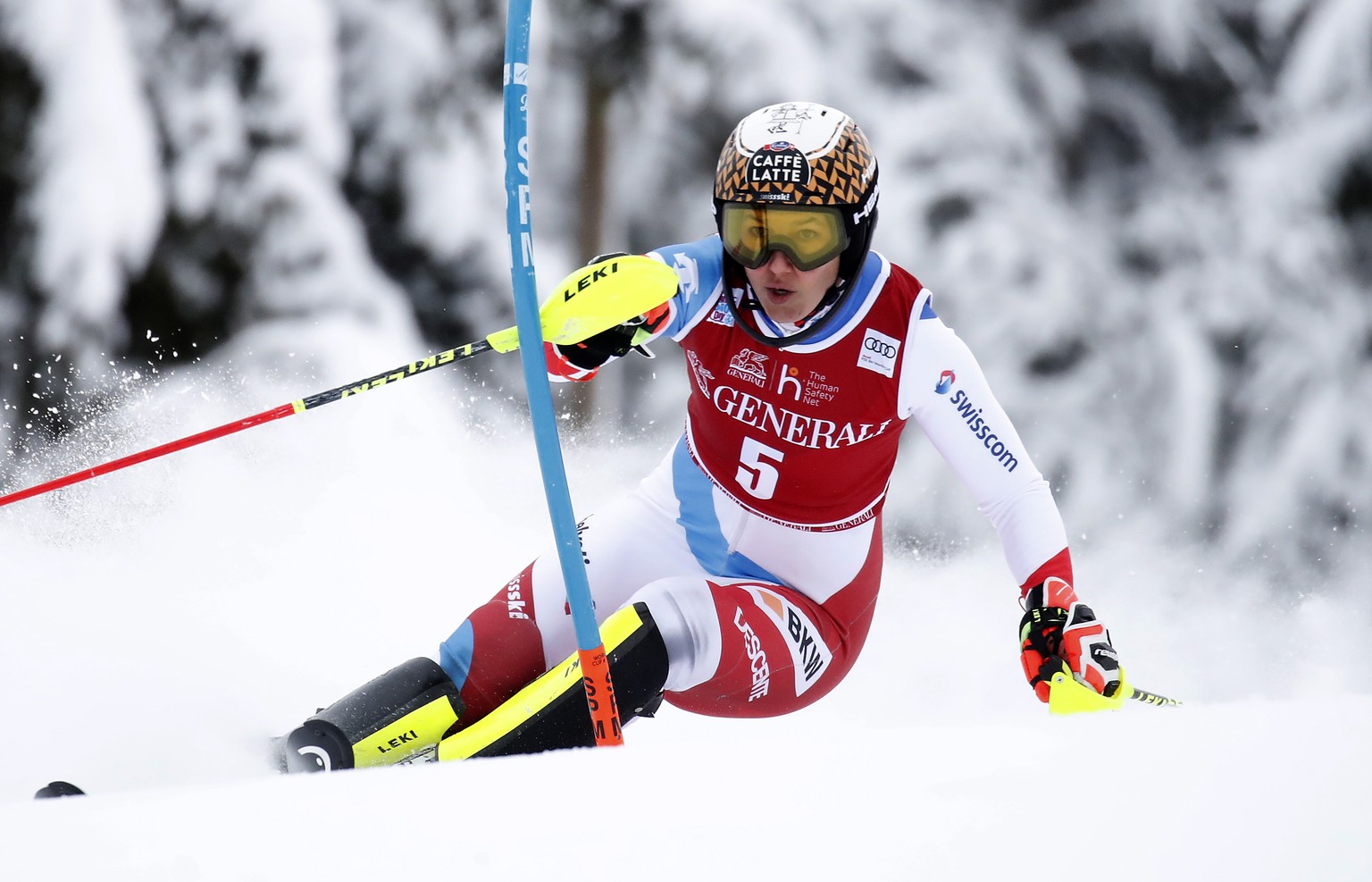 epa09674964 Wendy Holdener of Switzerland clears a gate during the first run of the Women&#039;s Slalom race at the FIS Alpine Skiing World Cup in Kranjska Gora, Slovenia 09 January 2022. EPA/ANTONIO  ...